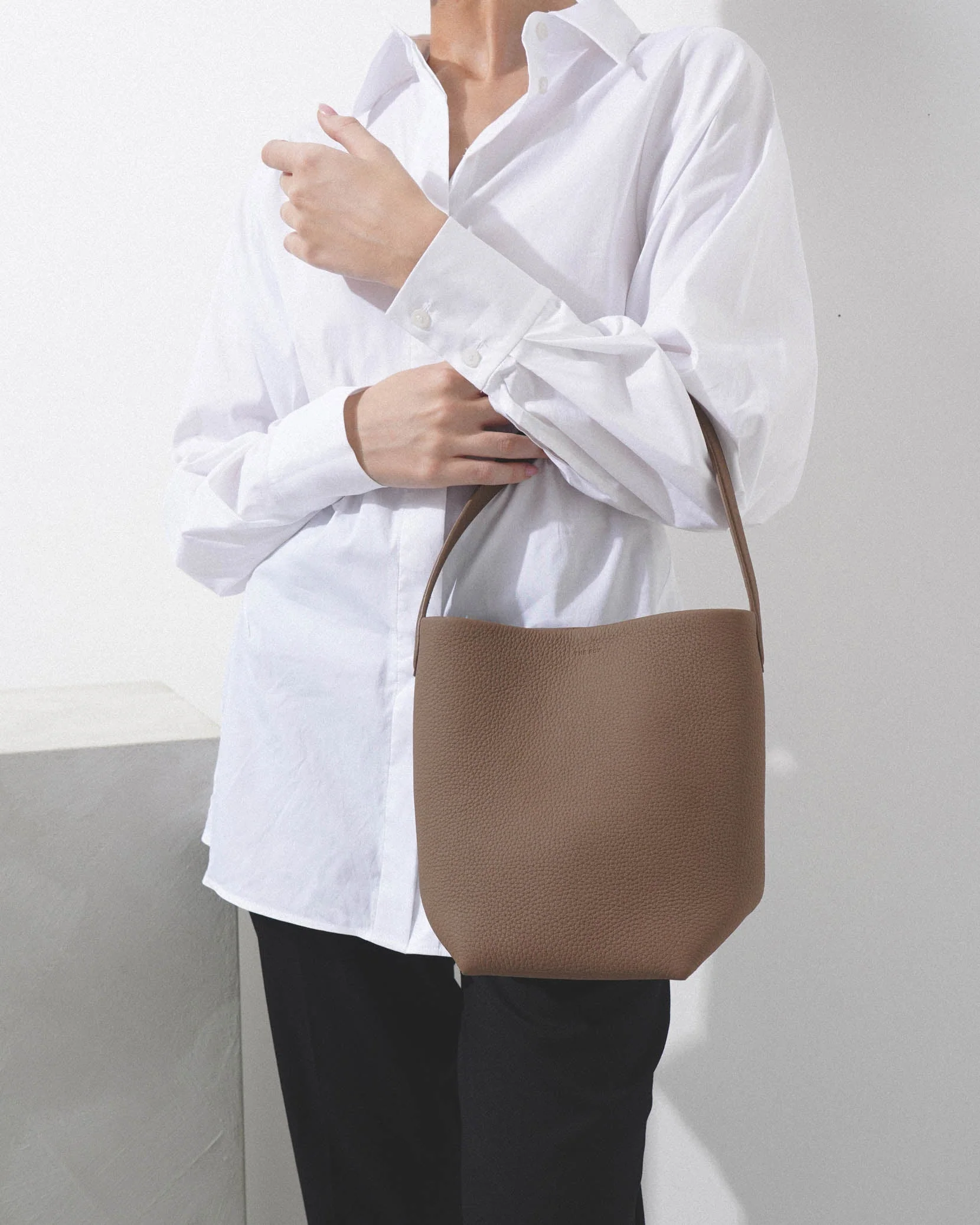 Small N/S park taupe matte grain tote bag - Image 2