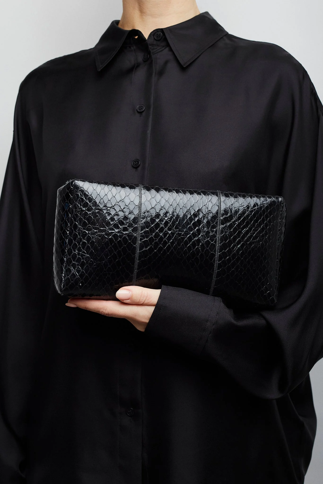 Squared compact black leather clutch - Image 6