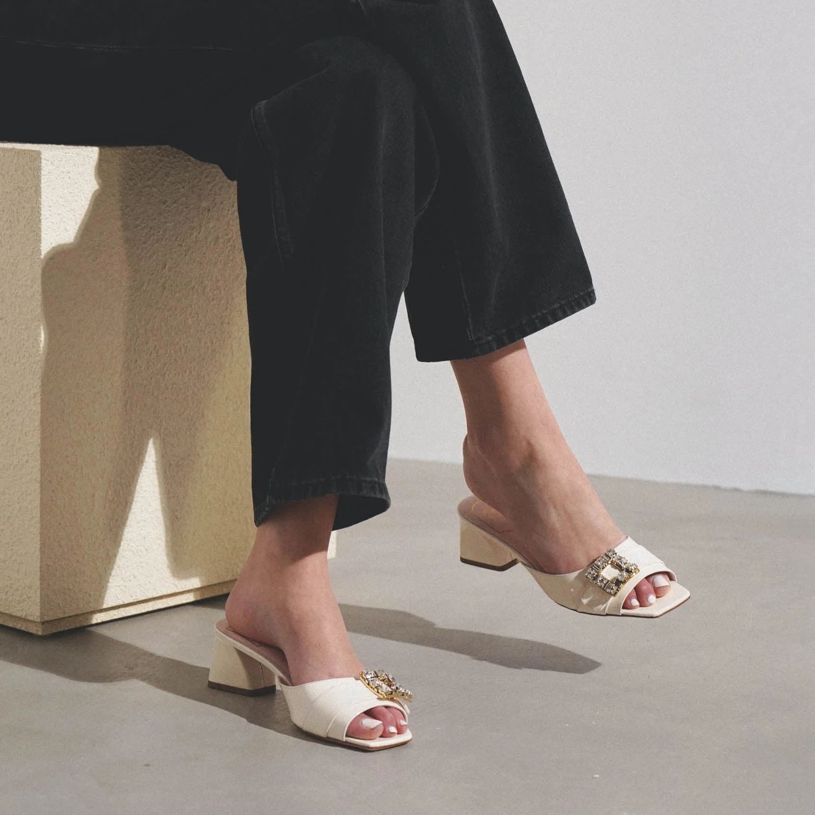 Tres Vivier white patent mules - Image 6