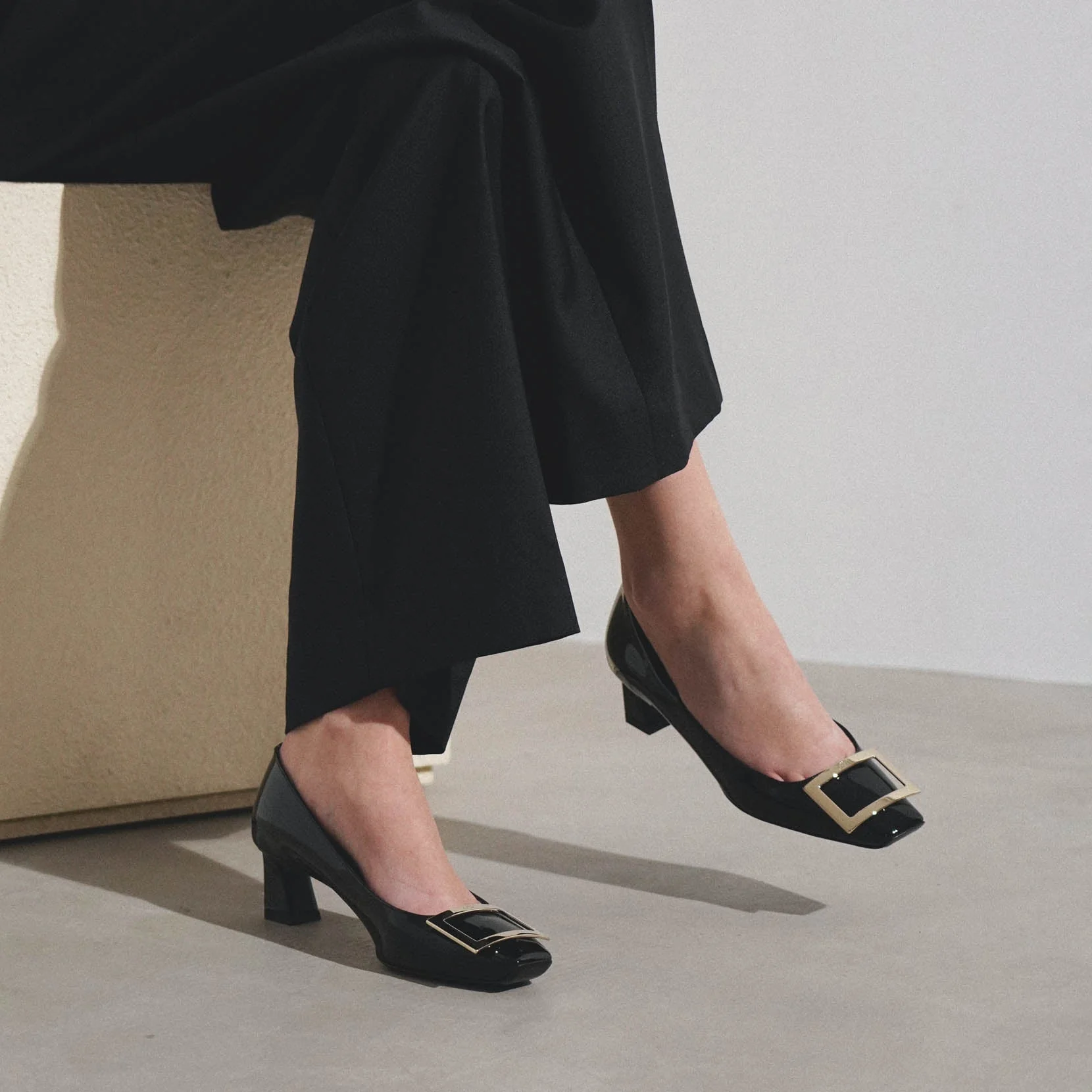 Trompette 45 metal buckle black patent pumps - Image 6