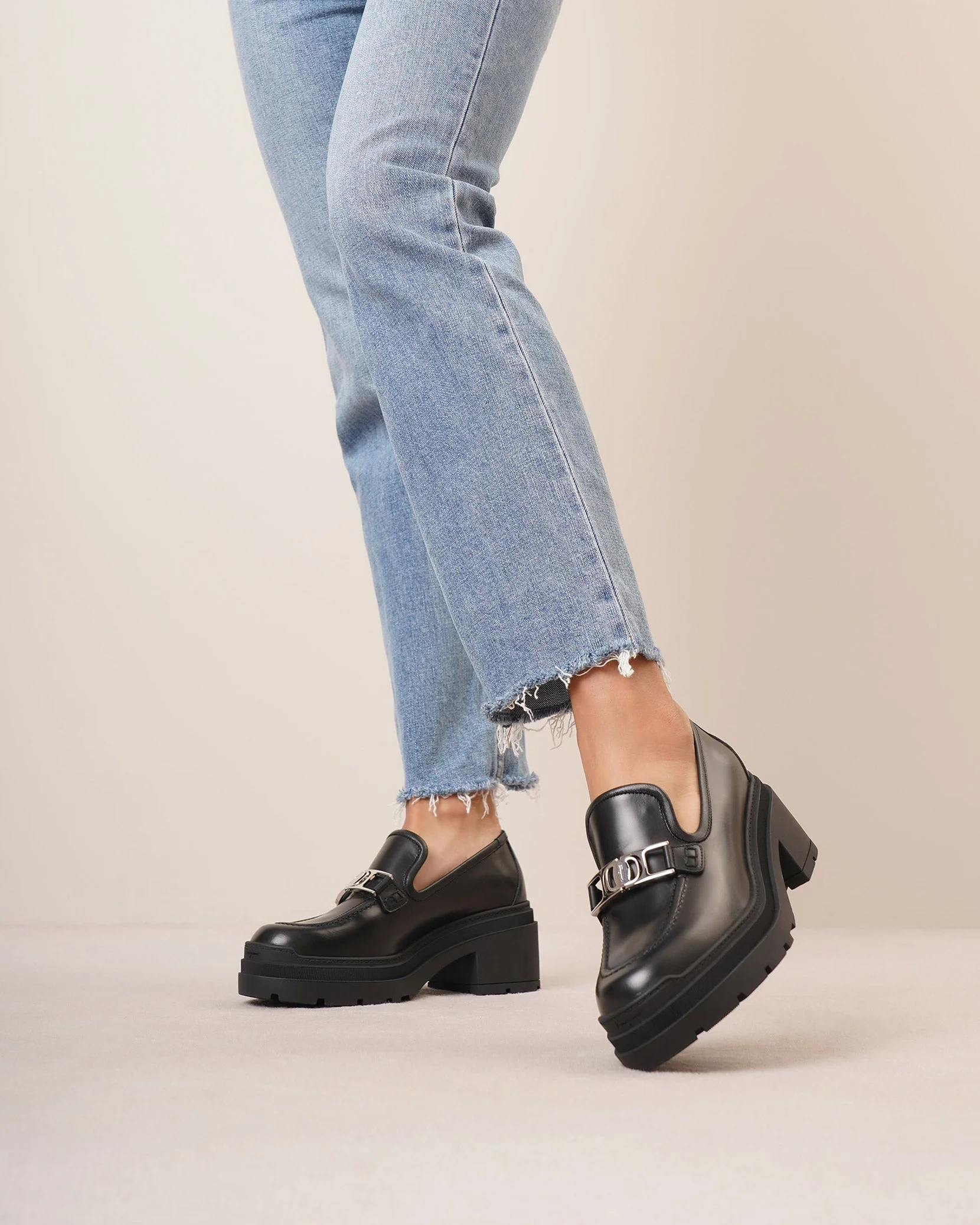 Vara chain black leather loafers - Image 2