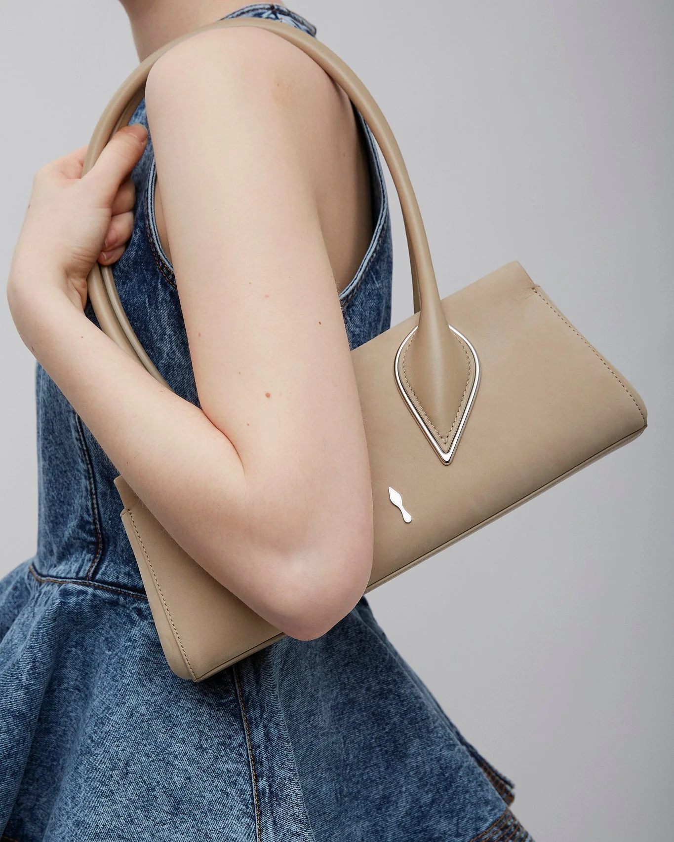 Venus Baguette Beige Clutch - Image 2