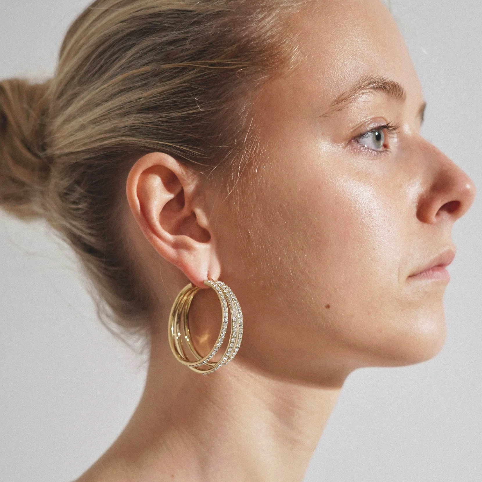 Vittoria hoop white and gold crystal earrings - Image 5