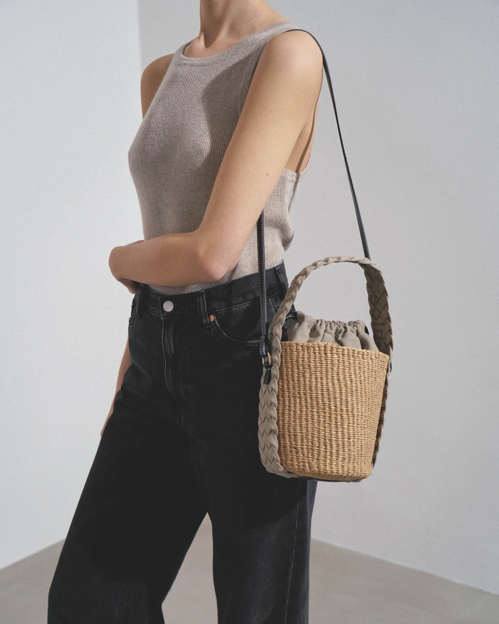 Woody braided grey raffia bucket bag - Image 2
