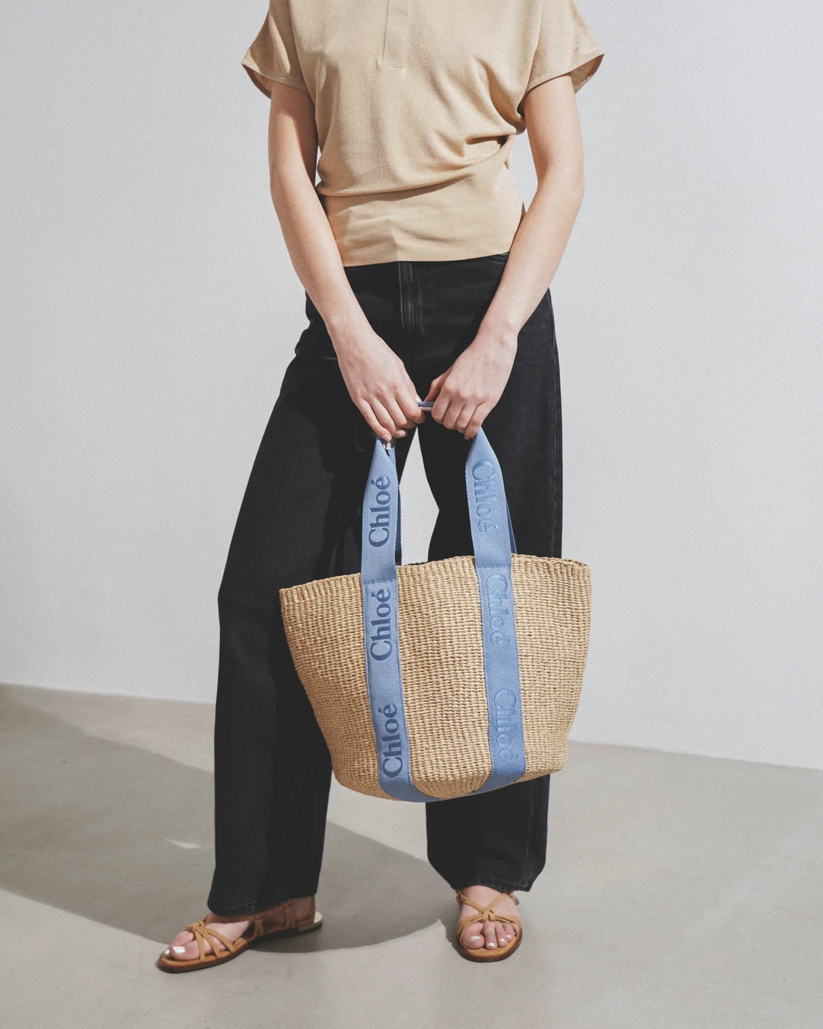 Woody light blue raffia tote bag - Image 2