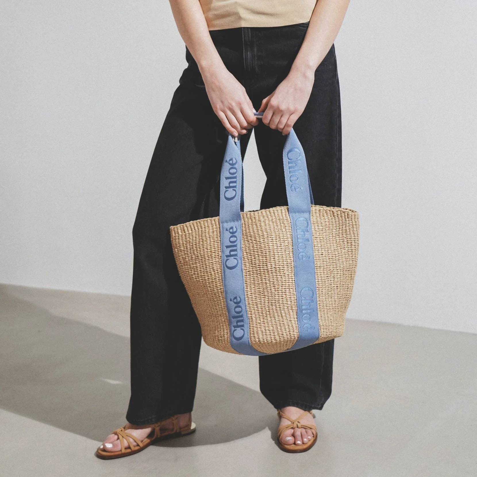 Woody light blue raffia tote bag - Image 6