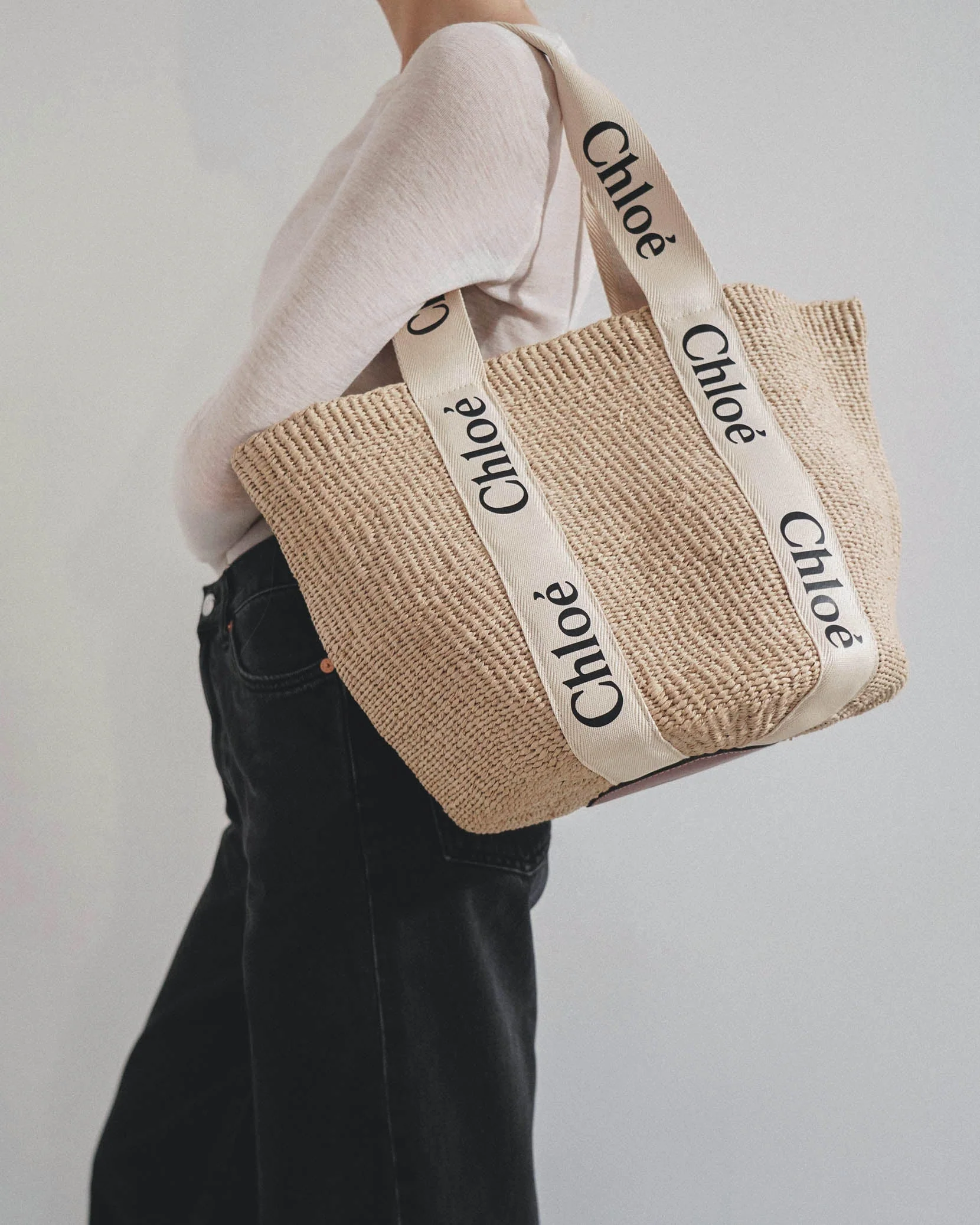 Woody logo white raffia bag - Image 2