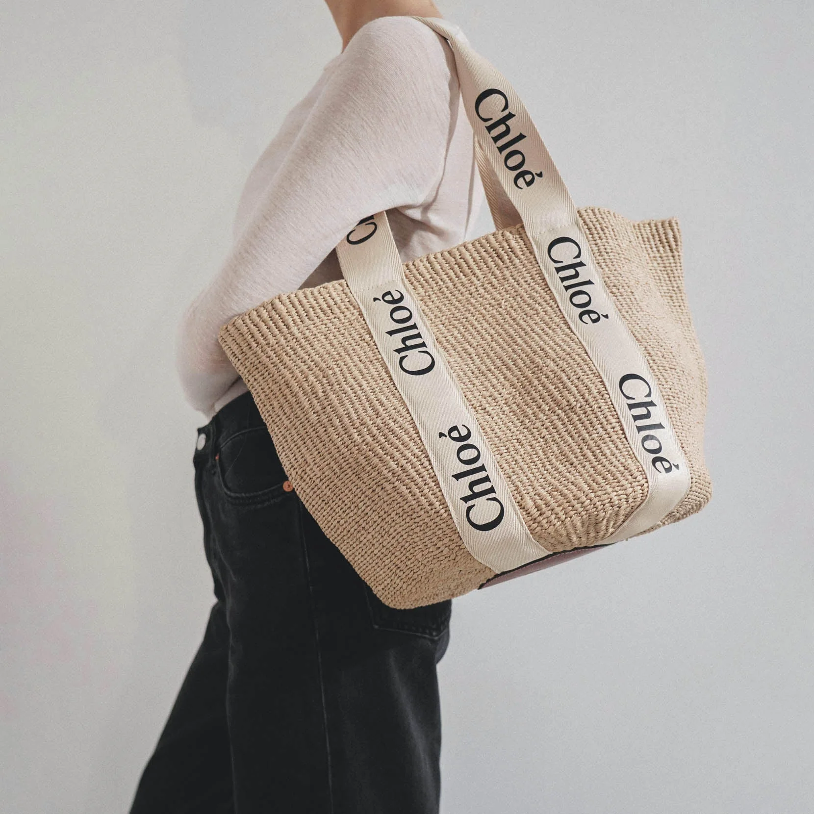 Woody logo white raffia bag - Image 6