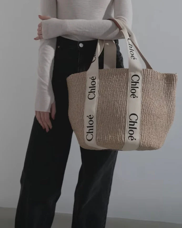 Woody logo white raffia bag - Image 7